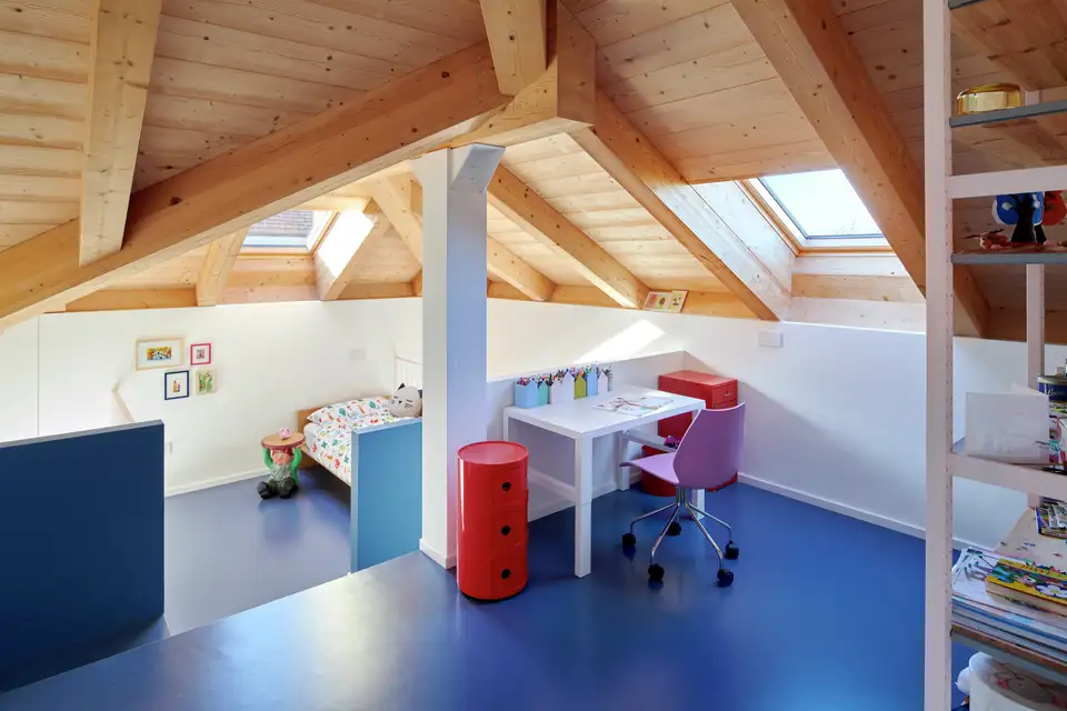 chambre d'enfants avec un espace jour distinct de l'espace nuit