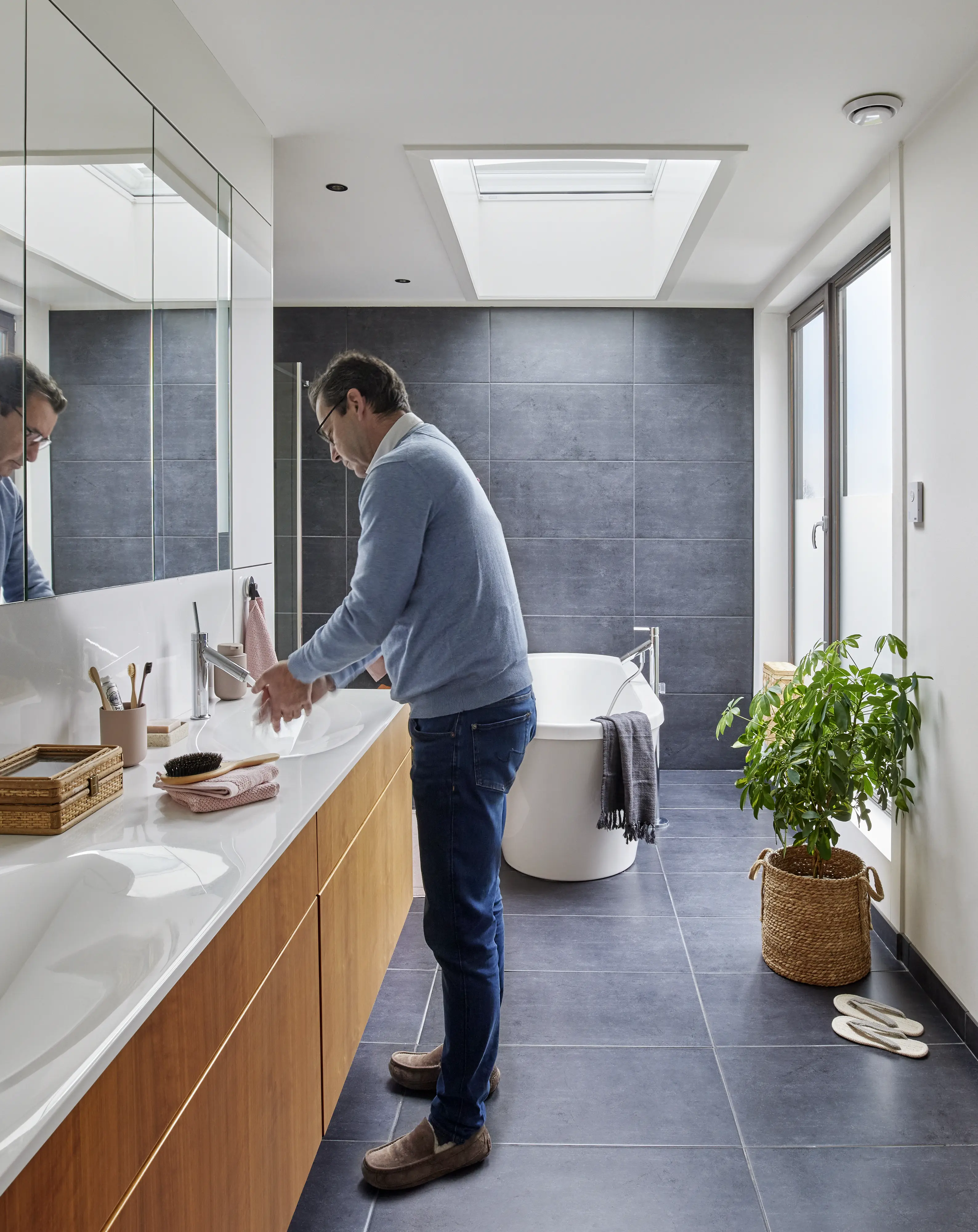 Rénovation d’une salle de bain en une pièce lumineuse et ouverte sur l’extérieur