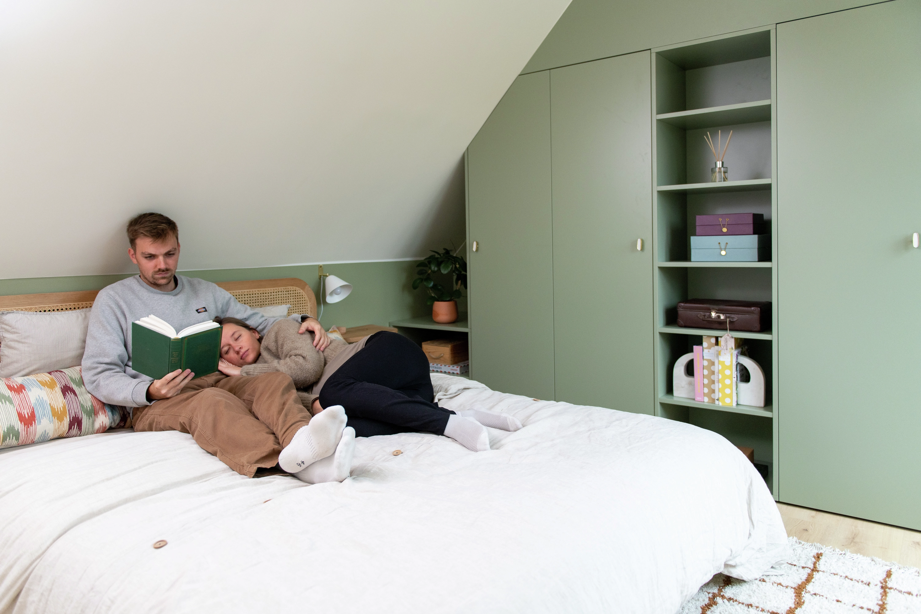 Couple allongé sur le lit dans une chambre apaisante sous les combles