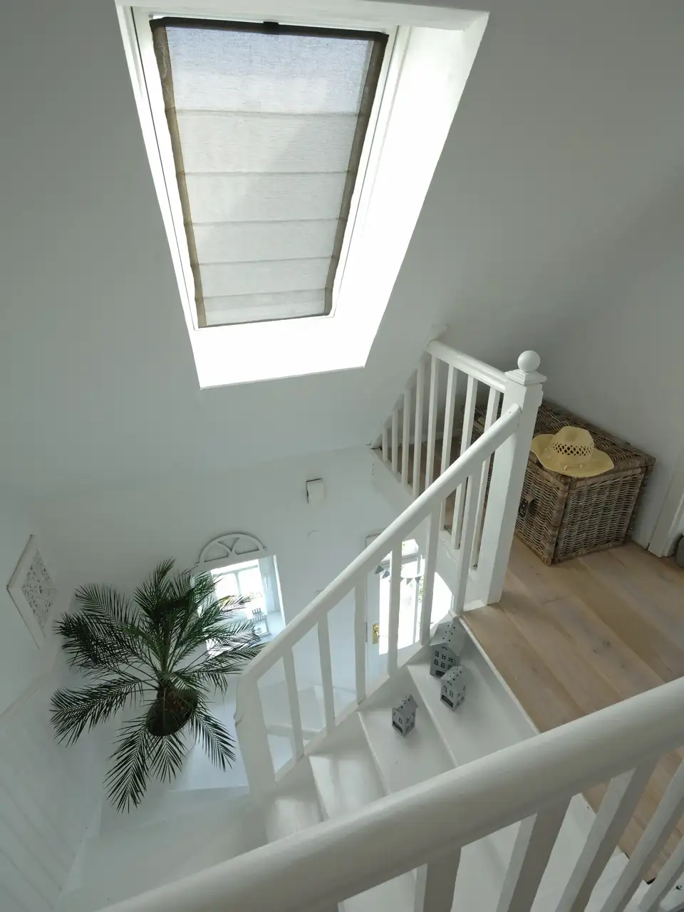 coffre à rangement sur un palier d’escalier 