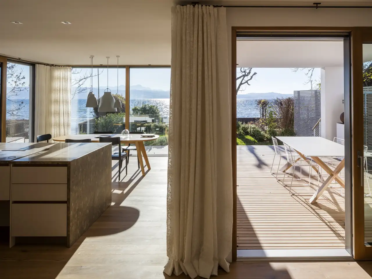 Seeblick durch große Fensterfronten eines nachhaltigen Hauses | VELUX Magazin