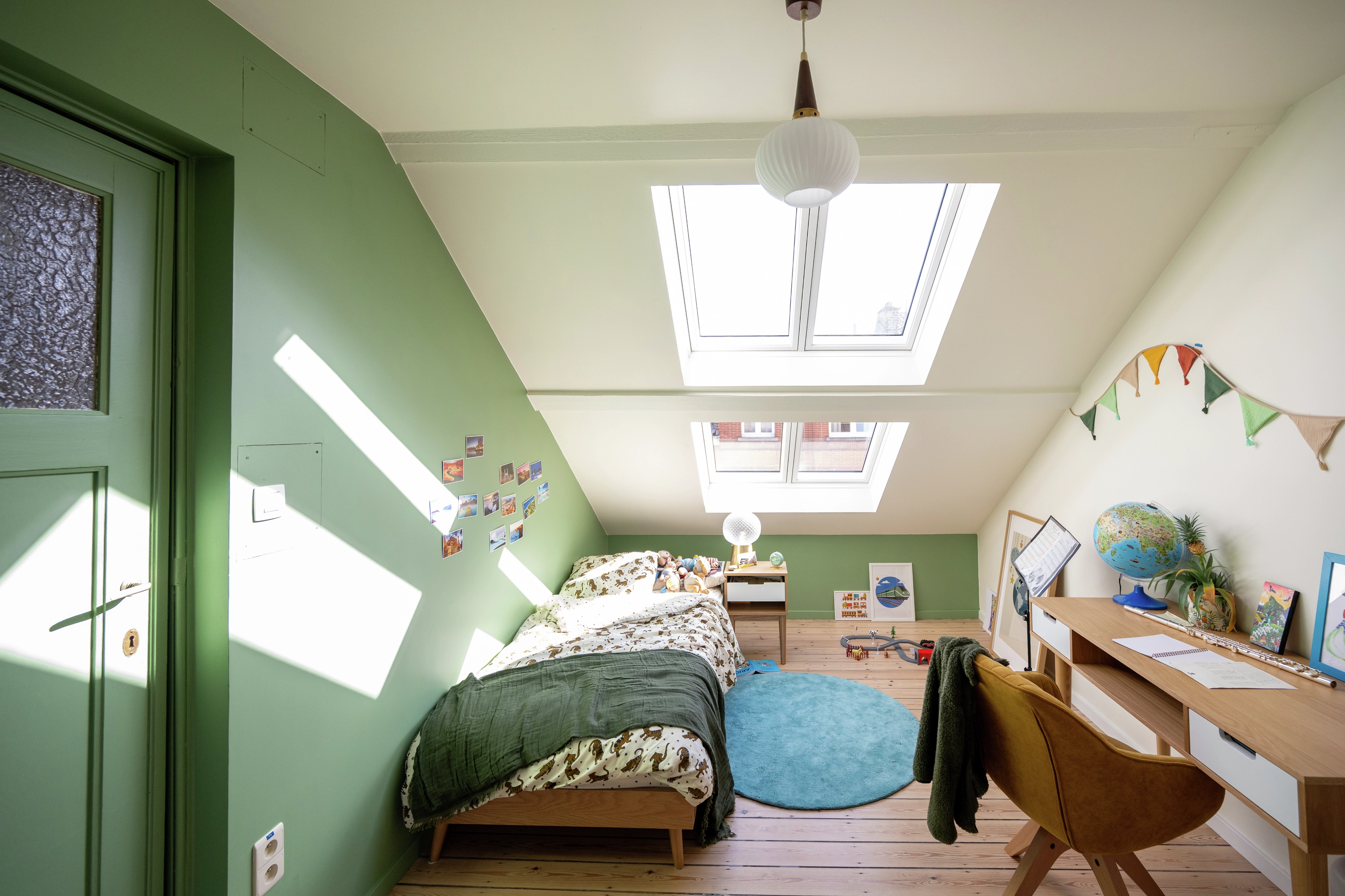 Après- Chambre sous combles après rénovation avec fenêtres de toit 2en1 VELUX