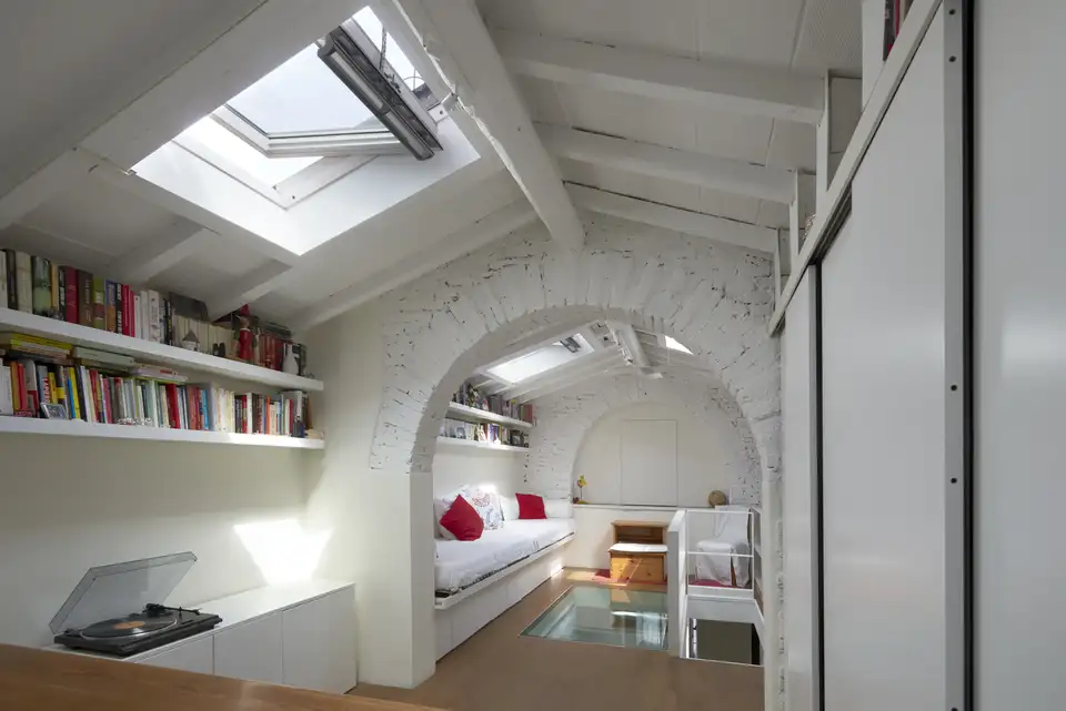 Woonkamer op zolder met open VELUX dakvenster voor goede ventilatie