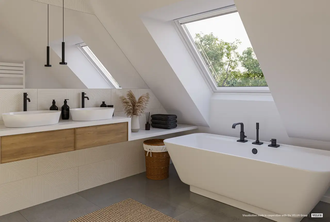 "Badkamer met hellend dak en VELUX dakvenster, uitgerust met eigentijdse voorzieningen."