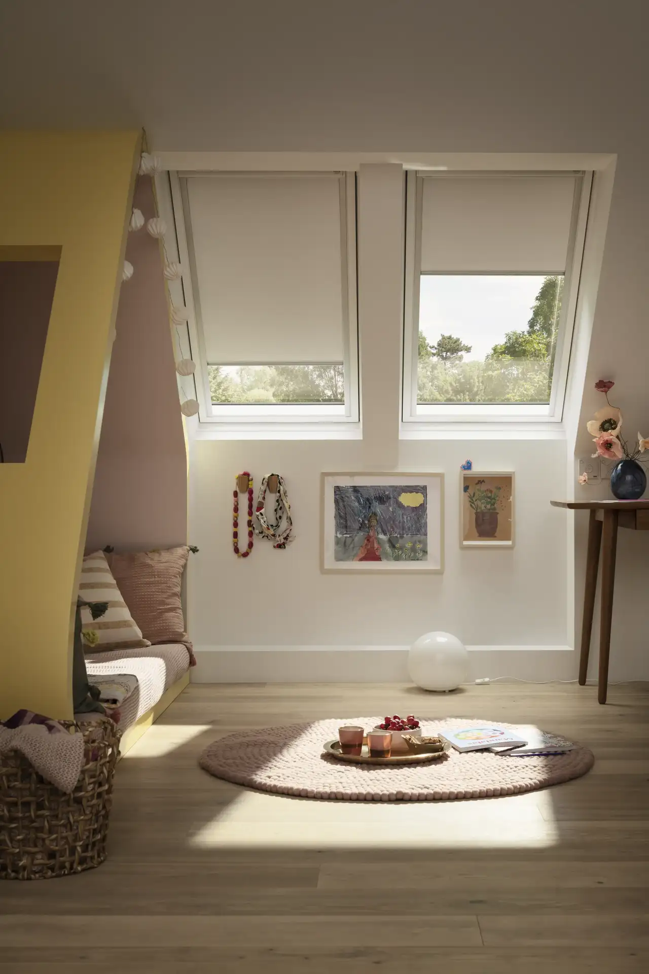 Liebevoll dekoriertes Kinderzimmer mit zwei Dachfenstern und hellen Rollläden | VELUX Magazin