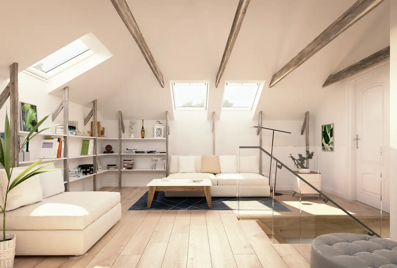 Mansarda con serie di scaffalature aperte con appoggiati libri e oggetti 