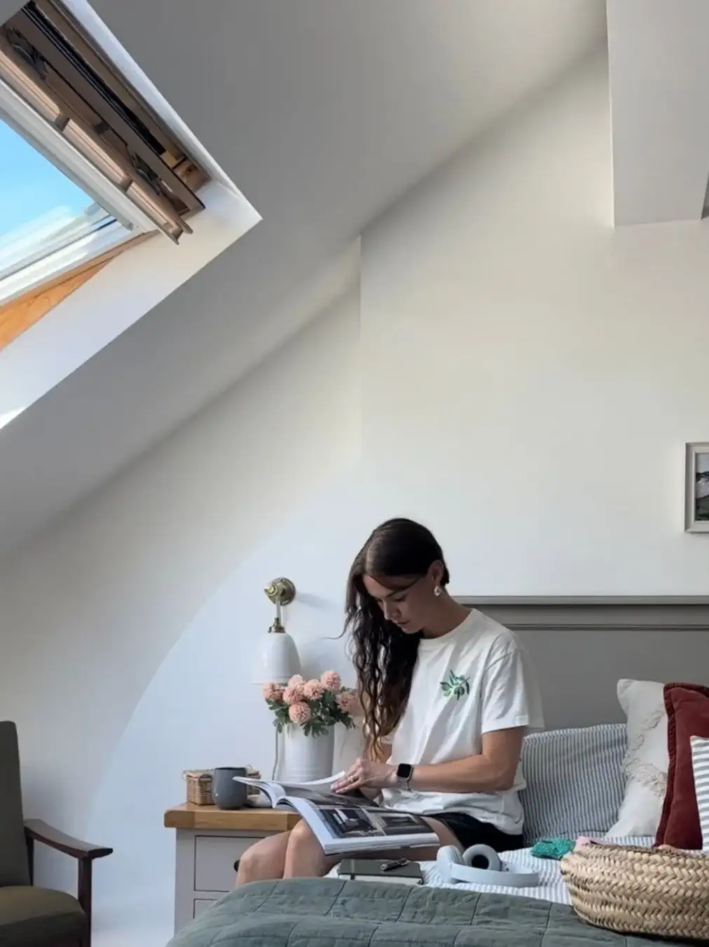 Podstrešna soba s poševnim stropom in strešnim oknom VELUX, udobno in svetlo.