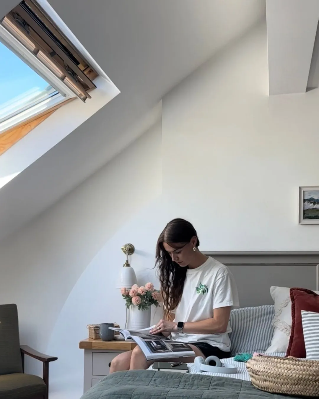 Tetőtéri hálószoba ferde mennyezettel és VELUX tetőablakkal, hangulatos és világos.