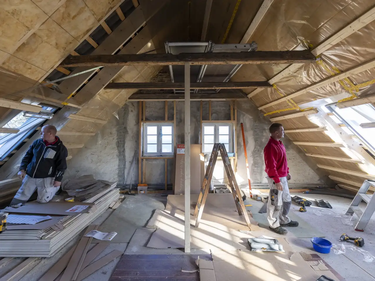 Handwerker setzen einen großen Umbau im Dachgeschoss um | VELUX Magazin
