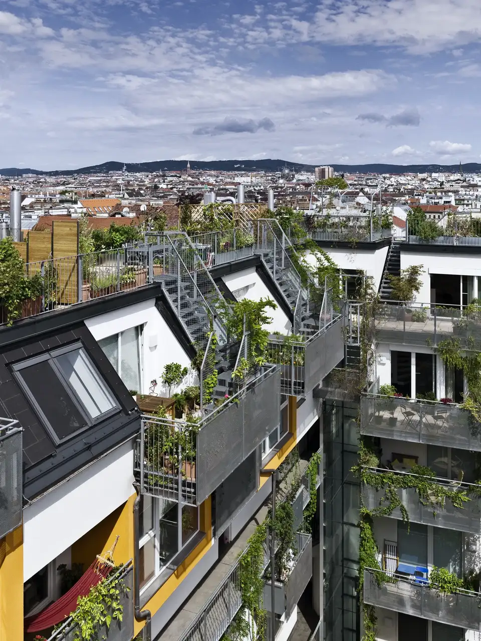  Gebouw met terras, balkons, verticale ramen en twee VELUX dakvensters in een hellend dak