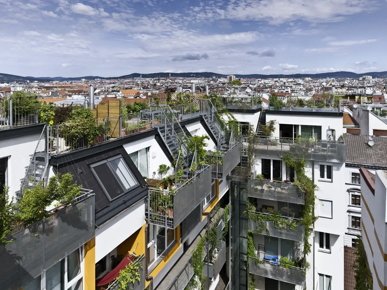 Vista a occhio di rana sui balconi pieni di piante | Rivista VELUX