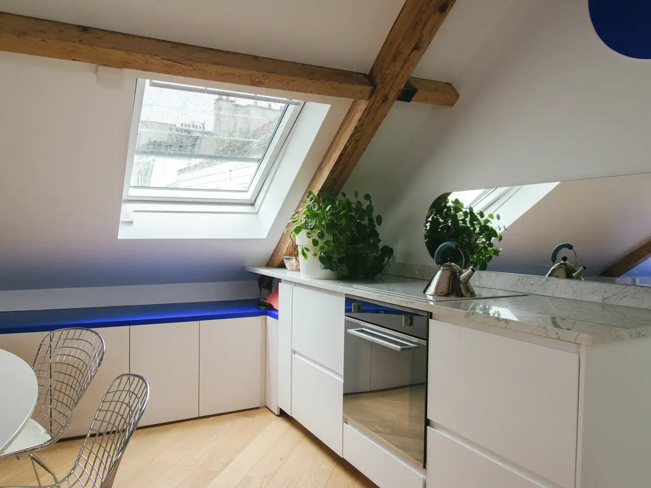 Armoire de pavillon avec banc dans une cuisine sous les combles | Magazine VELUX