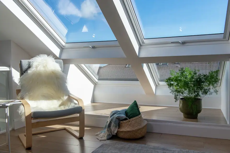 fenêtres de toit VELUX dans une chambre sous combles