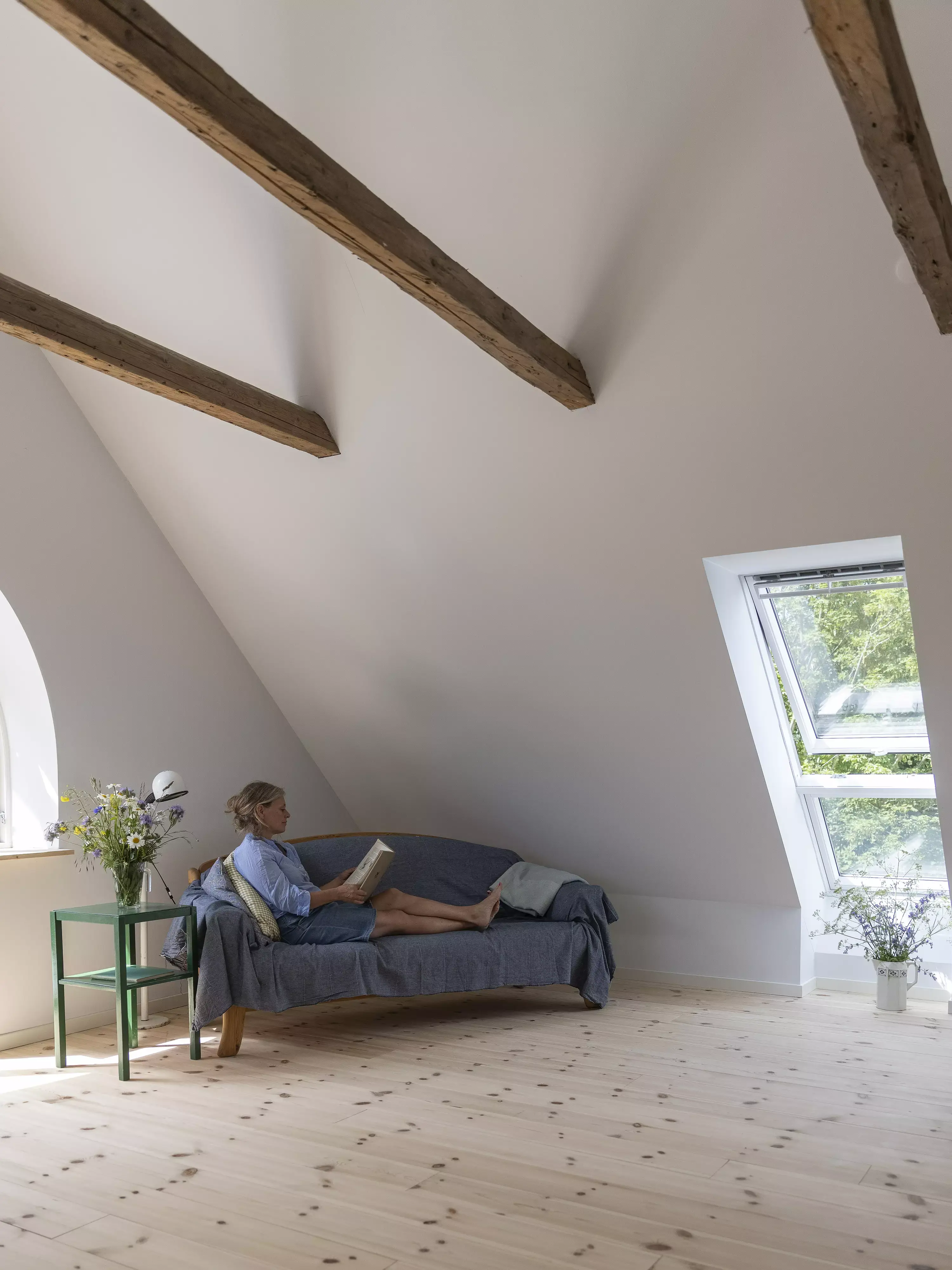 Coin lecture cosy dans le comble avec lit de repos et fenêtre de toit VELUX.