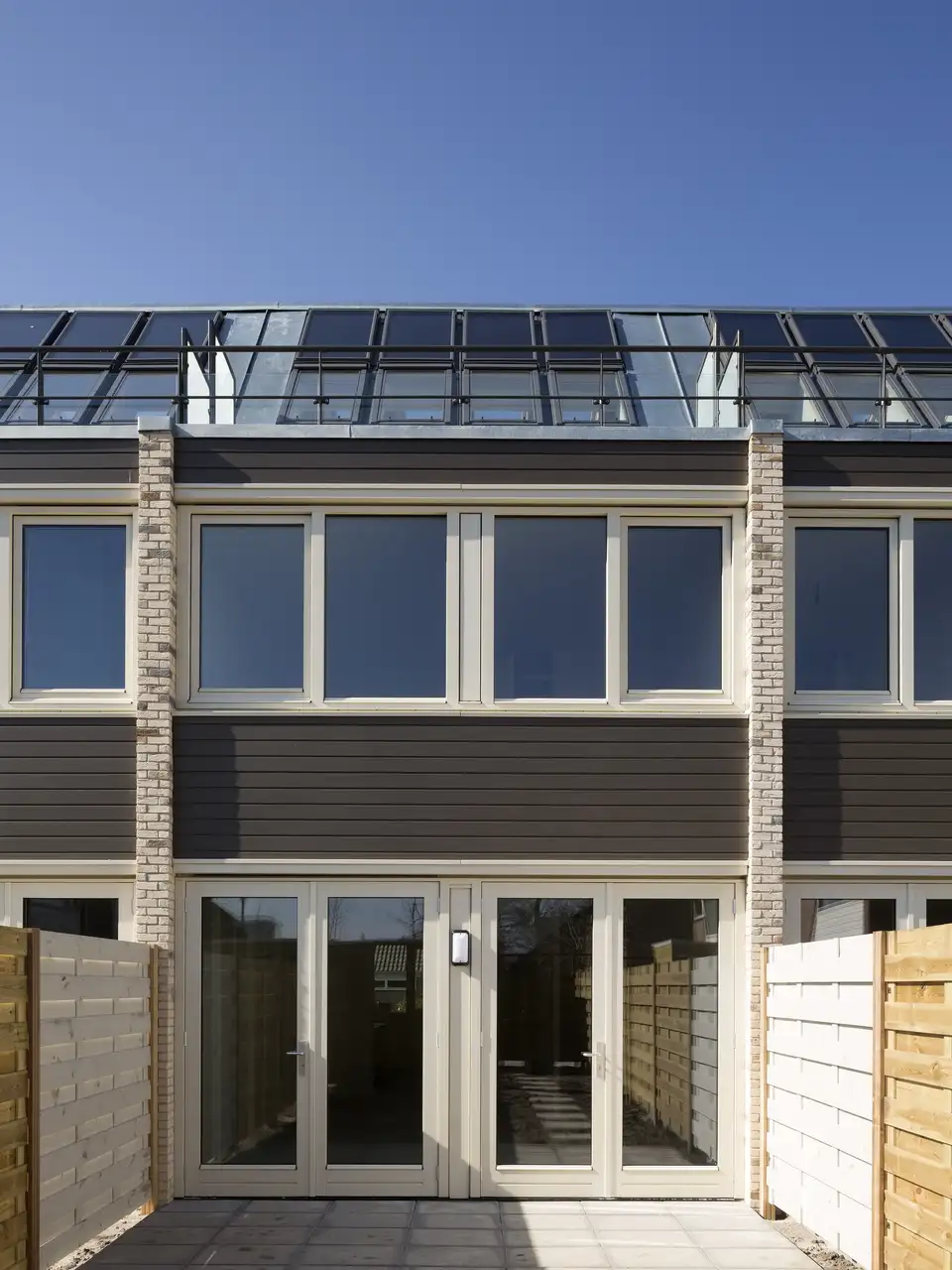  Villetta a schiera con ampie finestre, tetto moderno in vetro con finestre per tetti VELUX