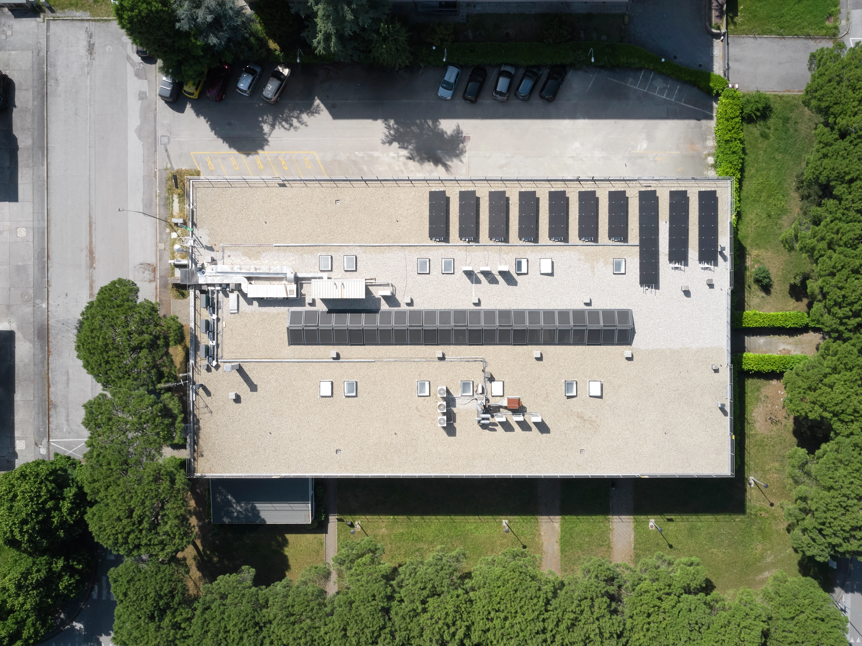 Veduta aerea di edificio con impianti installati sul tetto insieme a finestre per tetti VELUX