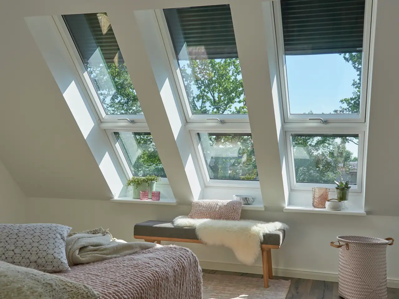 Dormitorio acogedor con ventanas de tejado y persianas exteriores 