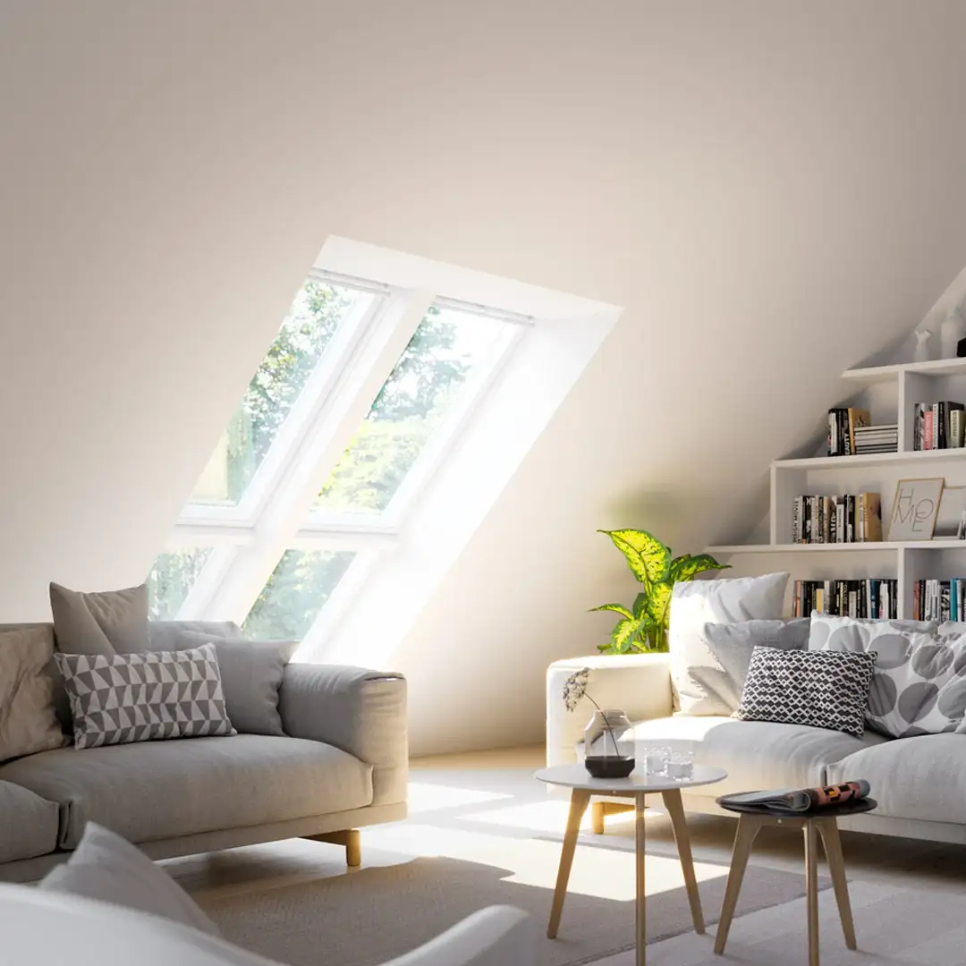 Zdjęcie salonu z dwiema kanapami i dużym oknem dachowym VELUX.