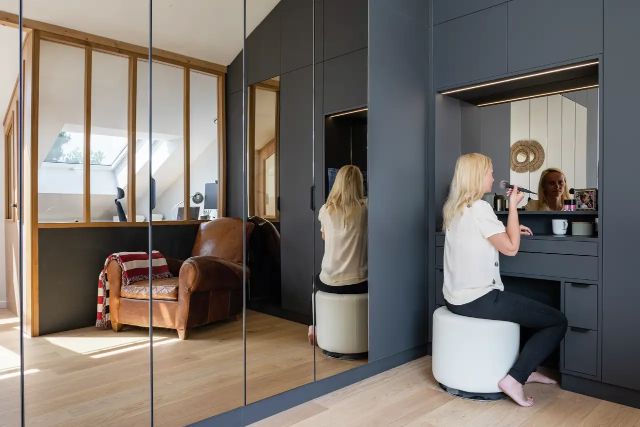 voorbeeld kleedkamer, kastmodel bij Hugues en Dorothée - VELUX Stories 