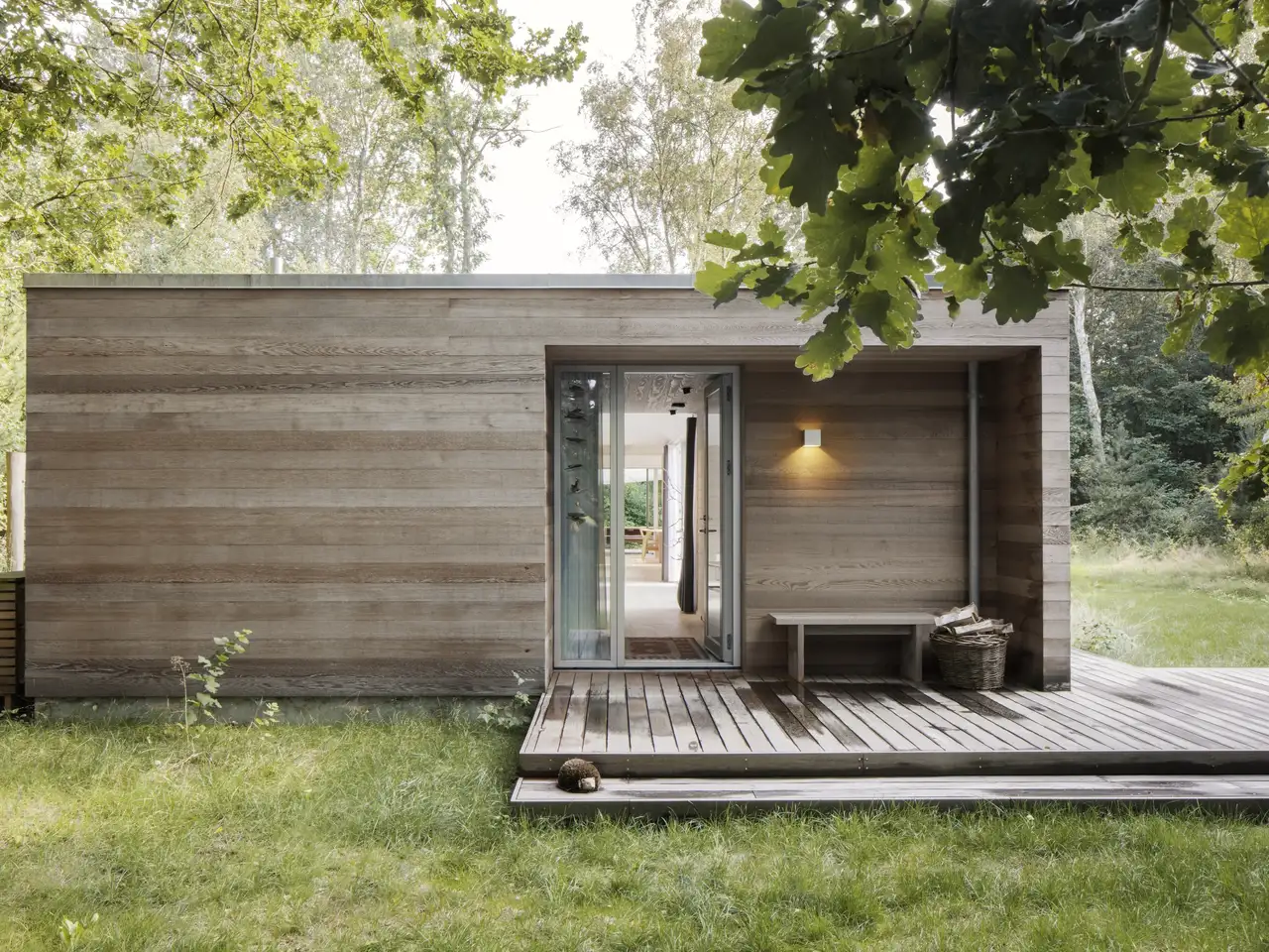 Une maison en bois en matériau durable sur un terrain vert | Magazine VELUX