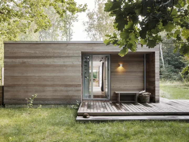Modernes Holzhaus aus nachhaltigen Baustoffen auf grüner Wiese | VELUX Magazin