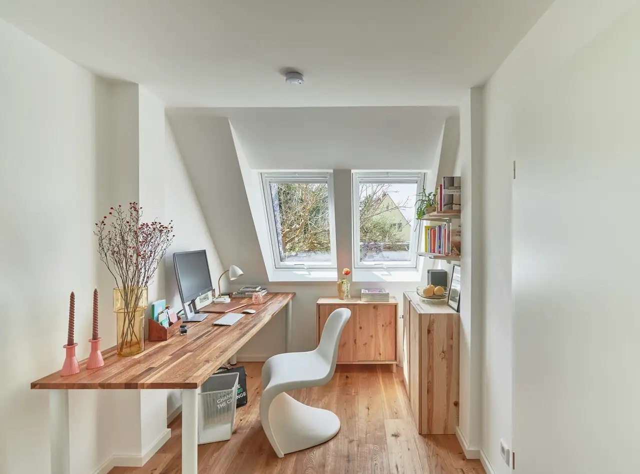 Bureau à domicile avec longue table et deux fenêtres de toit VELUX 