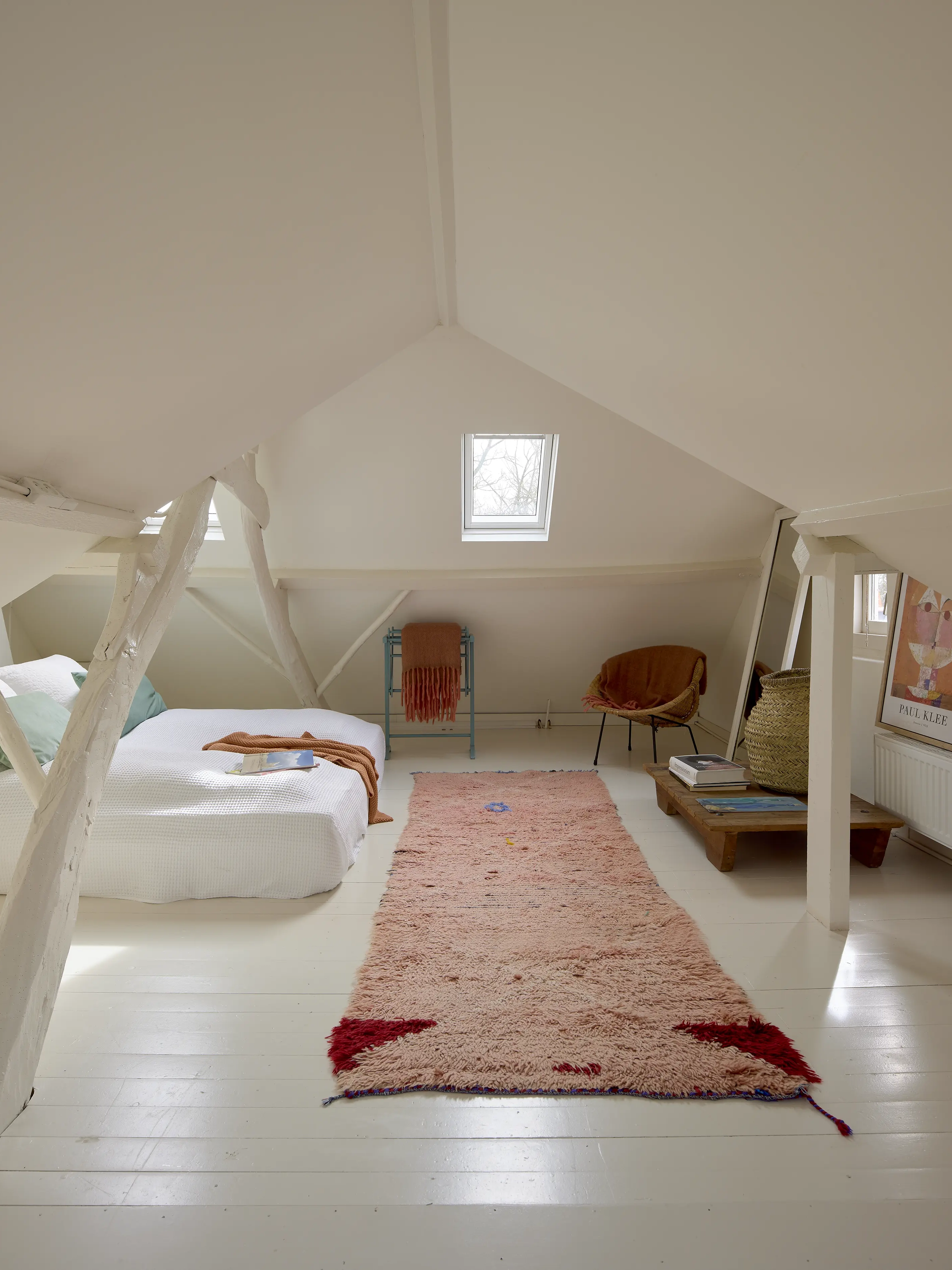 chambre open space sous le toit d'une maison de campagne
