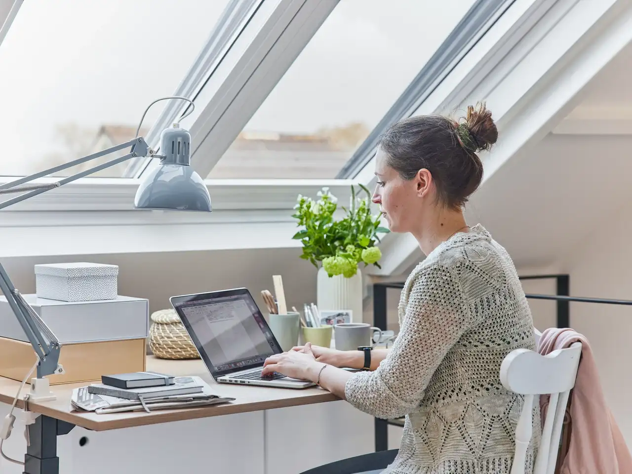Ufficio in mansarda luminoso con soffitto spiovente e finestre per tetti VELUX