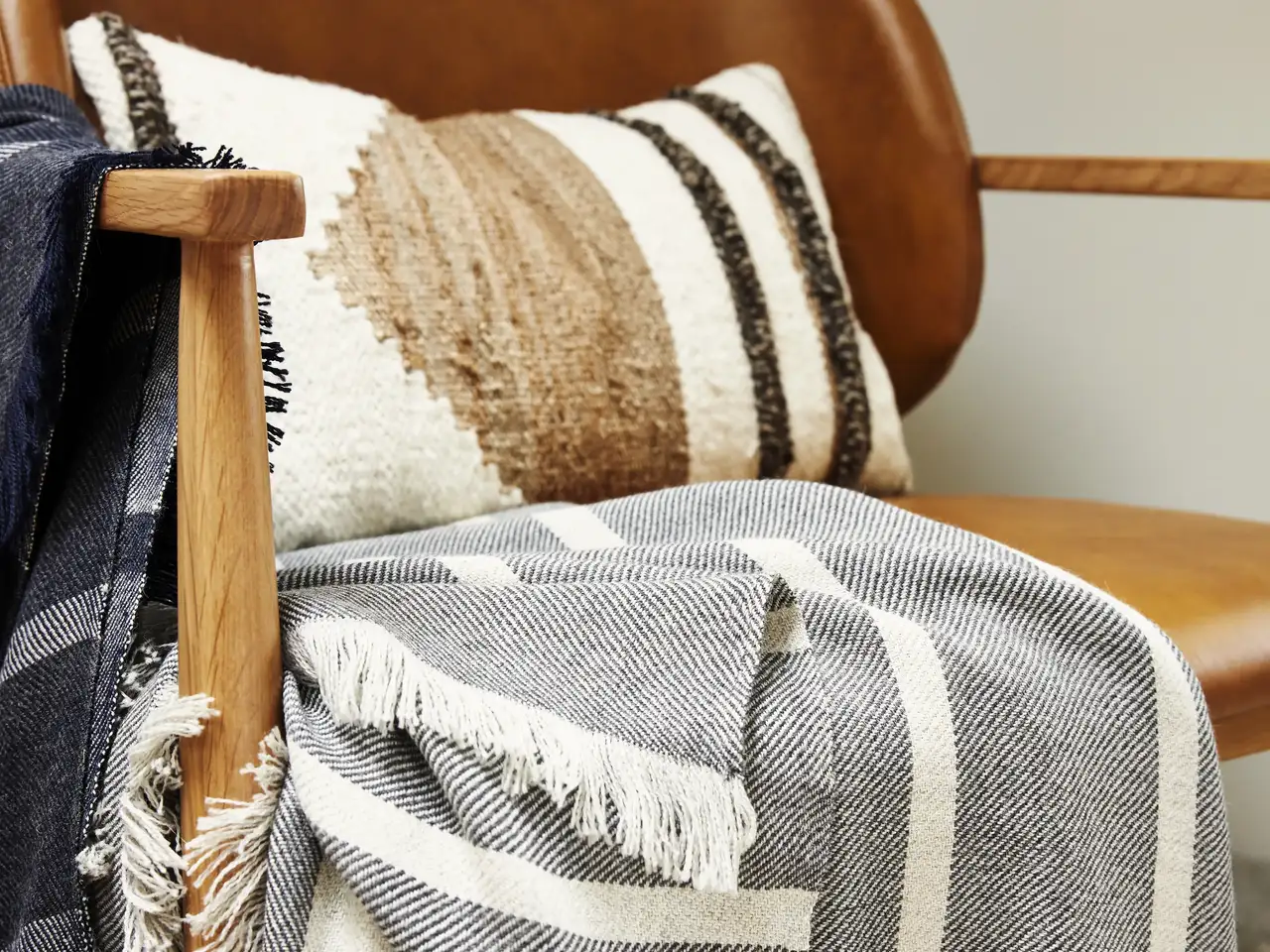 El yapımı ve etnik dokunuşların ön plana çıktığı desenli kumaşlar ve yastıklar, 2025'in önemli dekorasyon trendleri arasında yer alıyor.