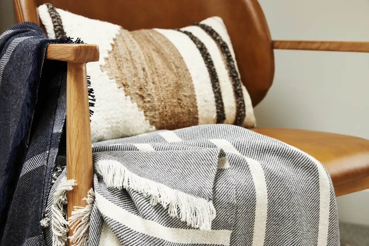tissus et coussins à motifs, tendance deco 2025