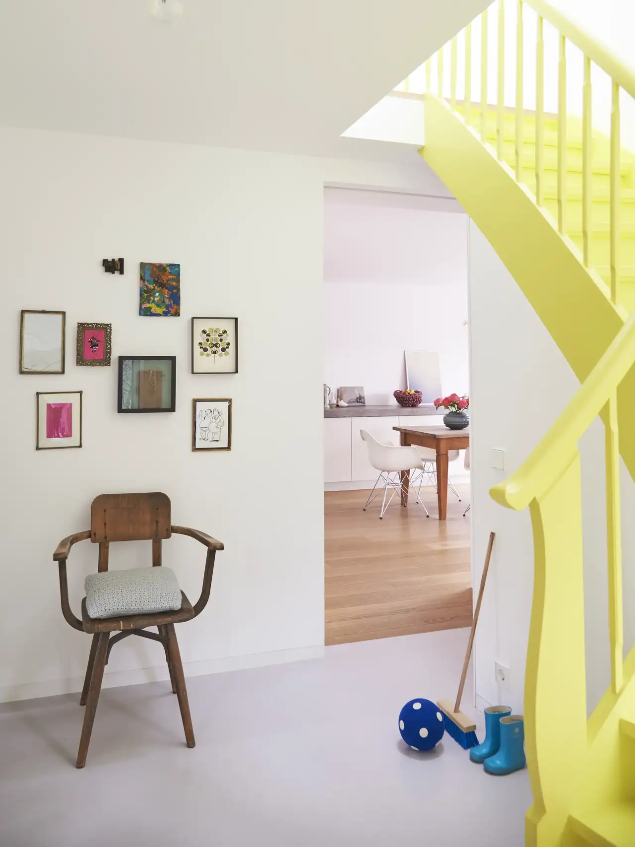 Holztreppe in Neongelb in Einfamilienhaus im Sinne des Dopamine Decore Designs | VELUX Magazin