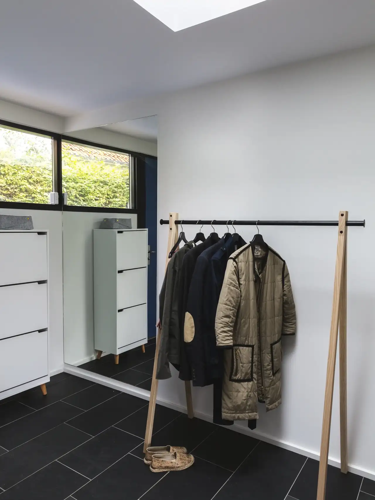 Ingresso con scarpiera slim a muro e appendiabiti in legno