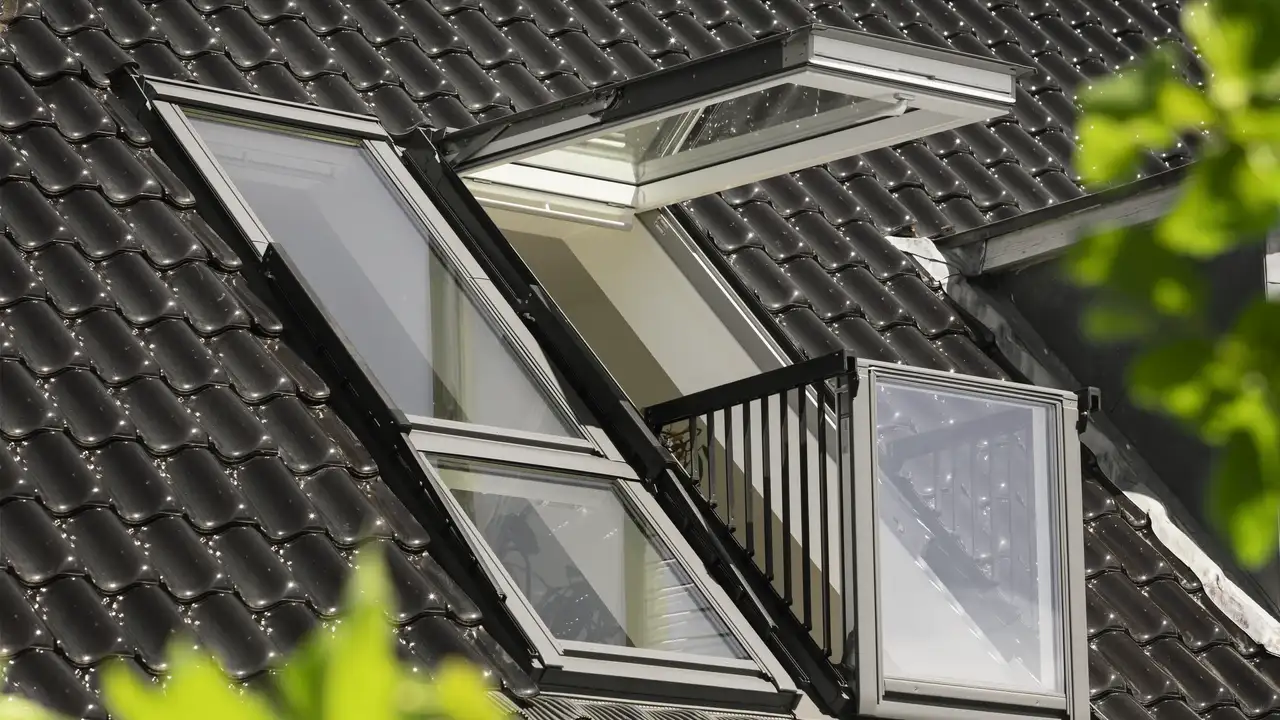 VELUX Dachbalkon mit klappbarem Dachaustritt | VELUX Magazin