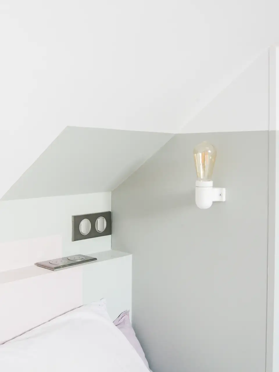 éclairage de style minimaliste, douille vissée au mur et ampoule sans abat-jour