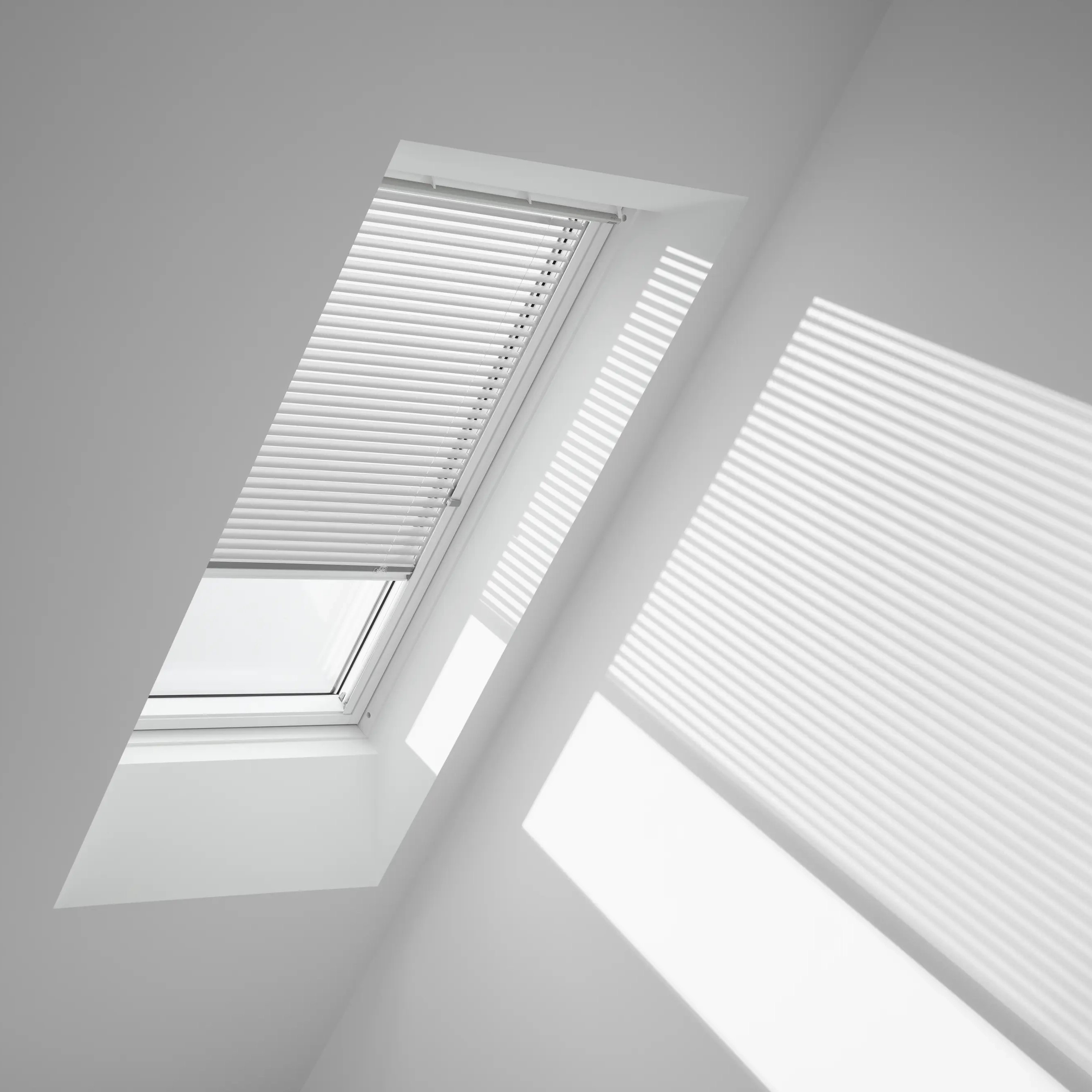 Venetian manual blind 372264