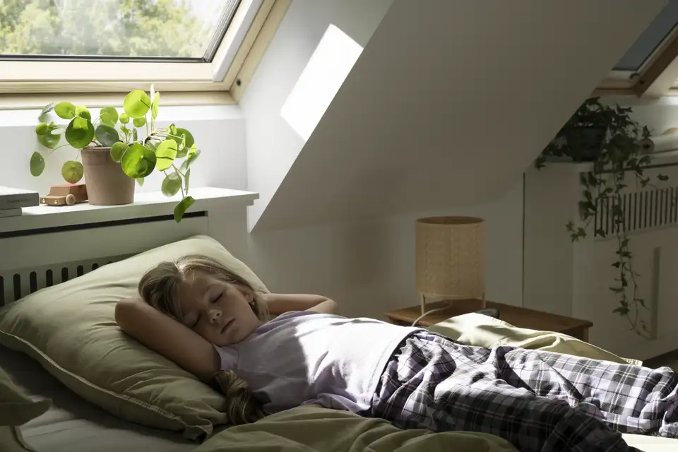 enfant dormant dans sa chambre;, ventilation d’une pièce avec VELUX