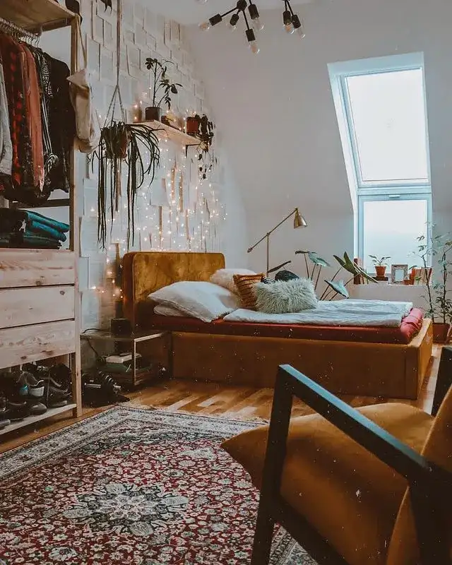 : Boho-Schlafzimmer mit VELUX Dachfenster und gemütlichem Flair | VELUX Magazin