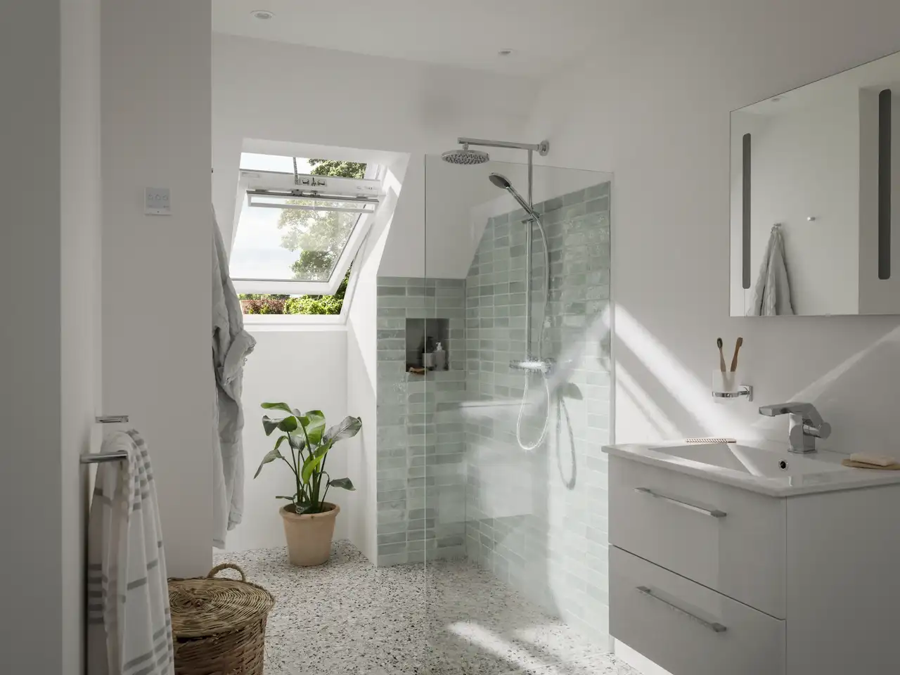 Cabina doccia con tessere di mosaico verdi sotto il tetto spiovente | Rivista VELUX