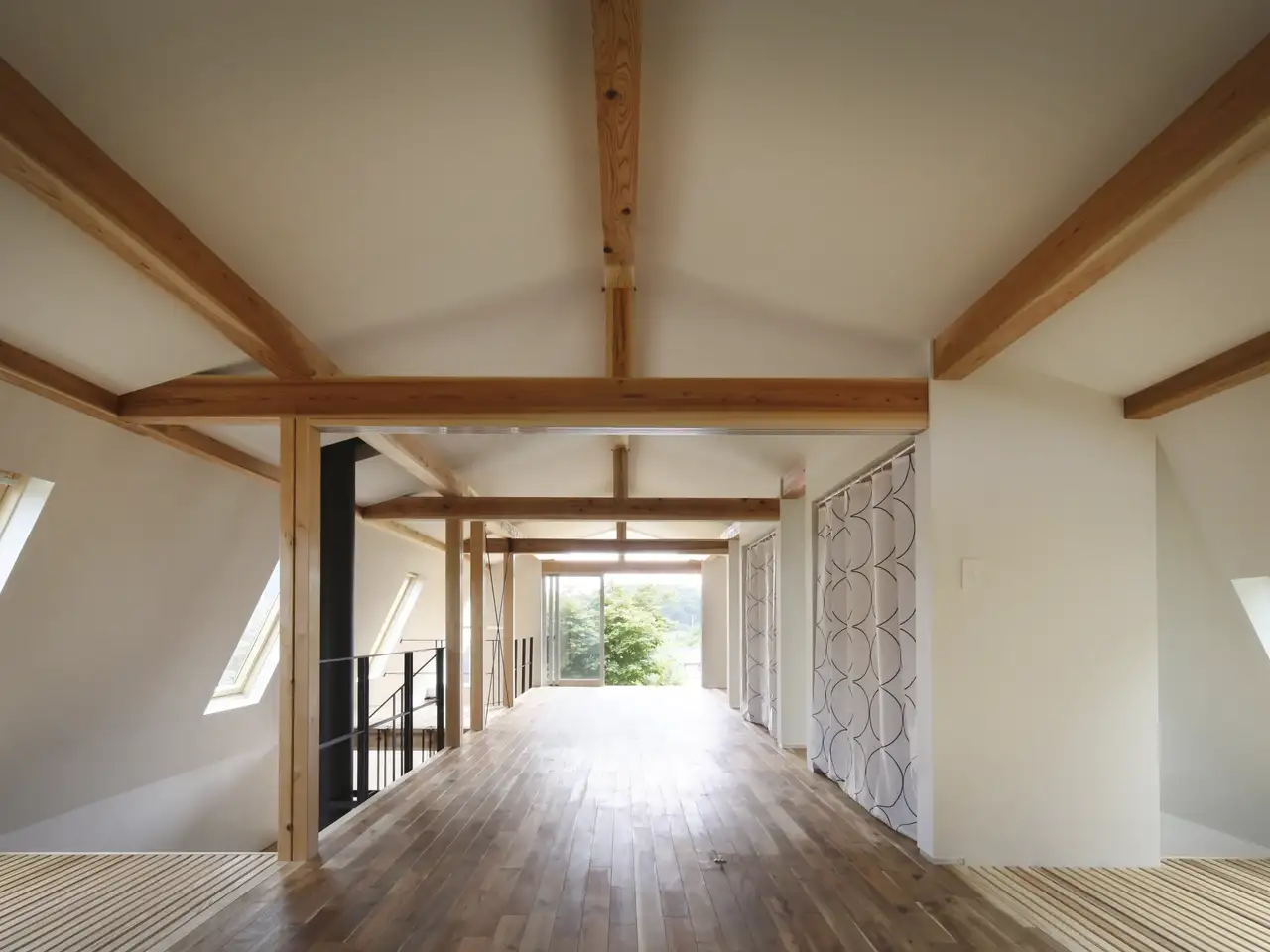 Mansarda trasformata con travi in legno e tetto mansardato | Rivista VELUX