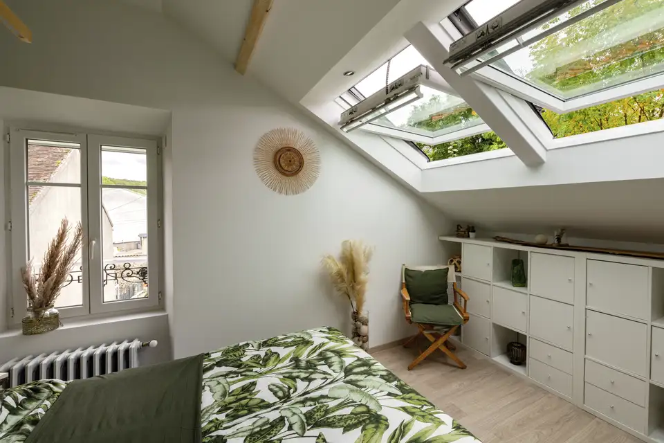 fenêtres de toit VELUX dans une chambre sous les toits