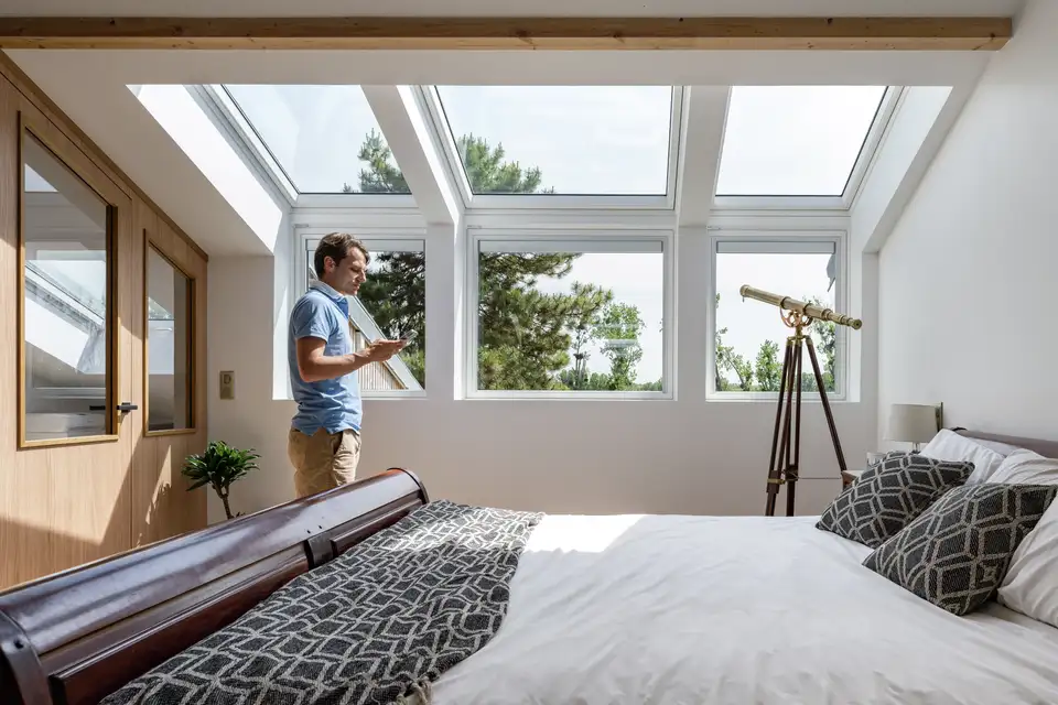 Chambre sous combles avec combinaison de fenêtres de toit VELUX
