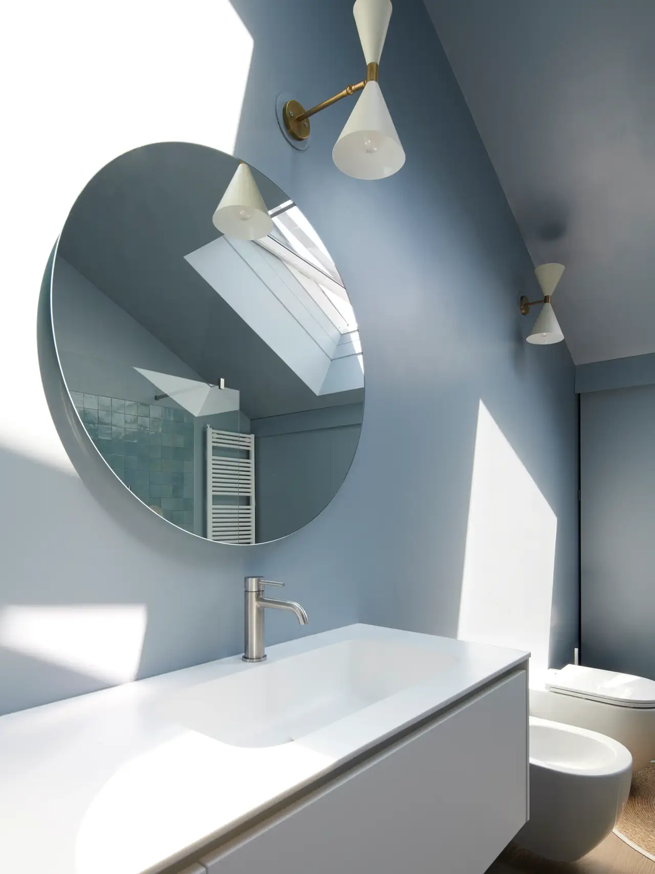 Lavabo e specchio rotondo nel bagno luminoso | Rivista VELUX