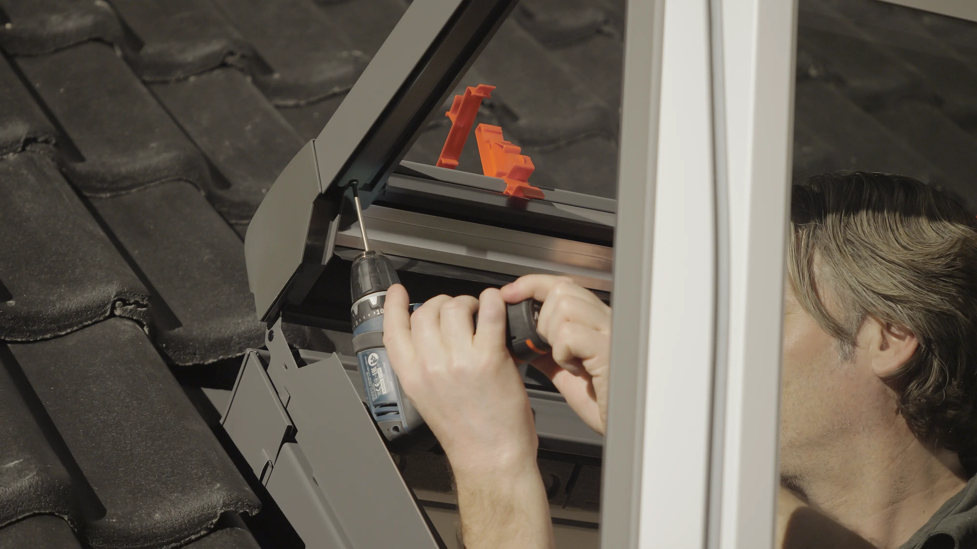 VELUX instalater postavlja prozor.