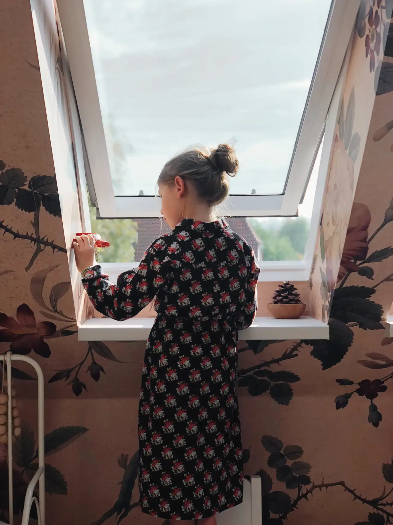 Une fille à la fenêtre de toit décore le mur | Magazine VELUX