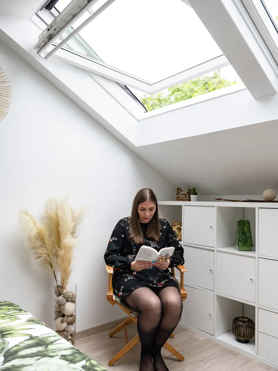 fenêtre de toit VELUX en mode ventilation dans une chambre 