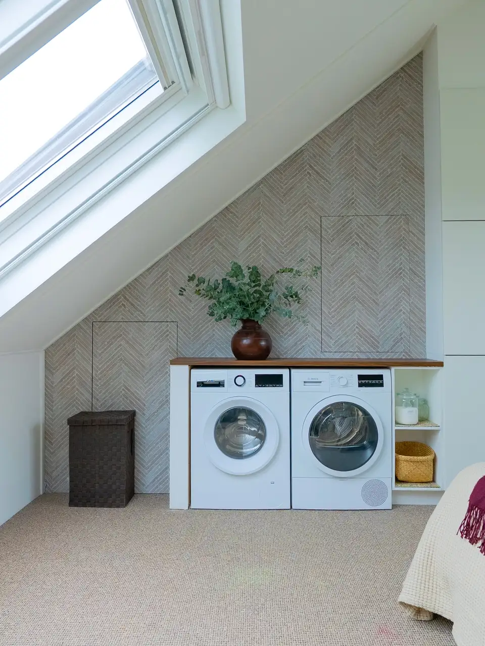 pièce sous les combles avec coin buanderie et fenêtres de toit VELUX