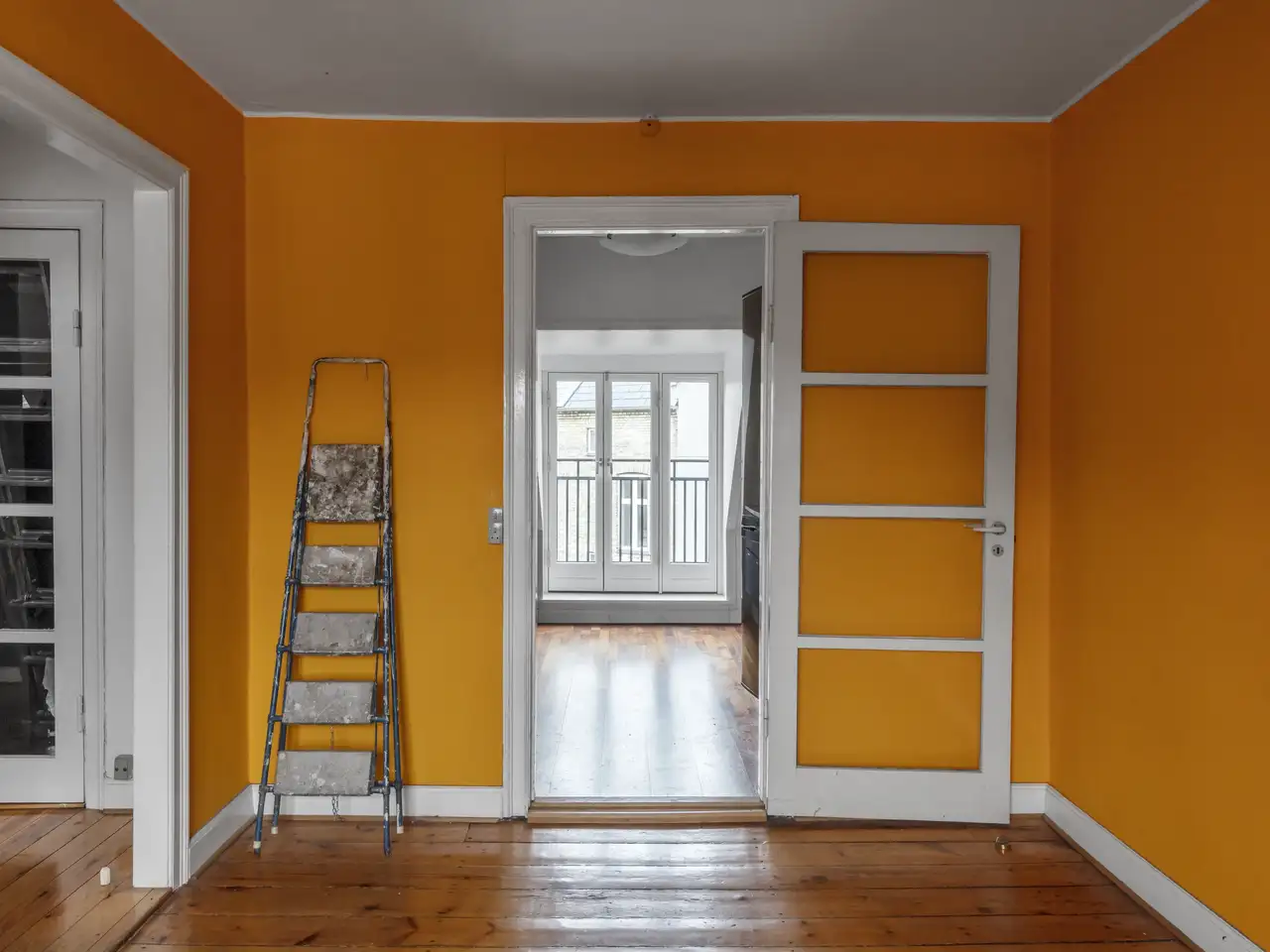 Prima: piccolo ambiente buio con assi di legno e passaggio verso il balcone| Rivista VELUX