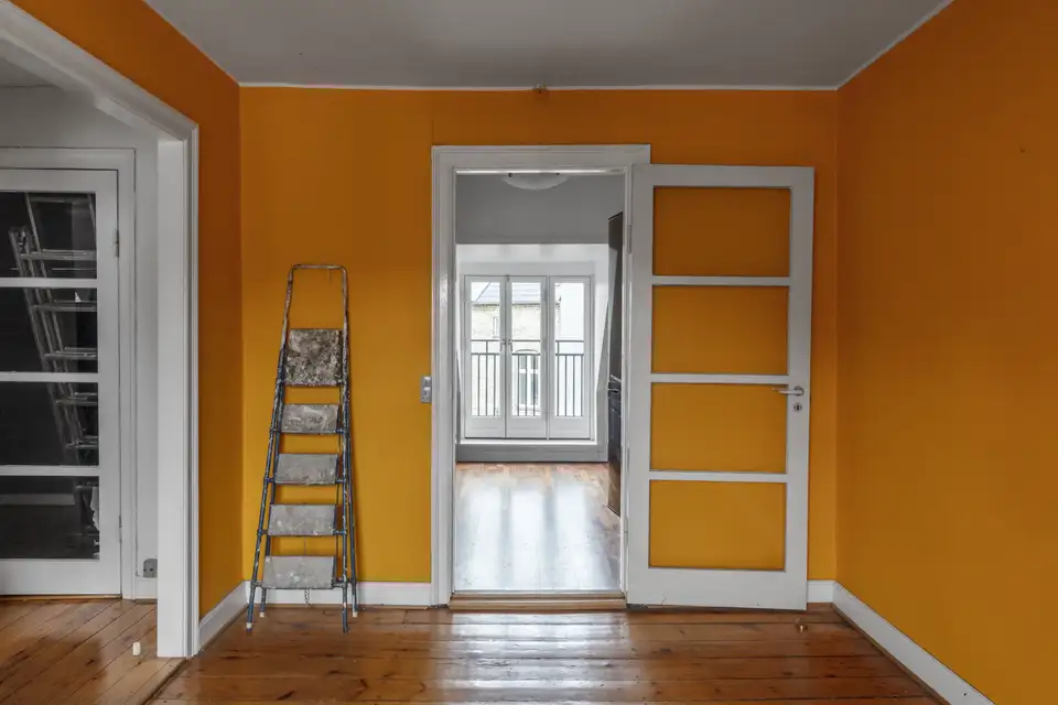 Prima: stanza piccola e in ombra con pavimento in legno e accesso al balcone