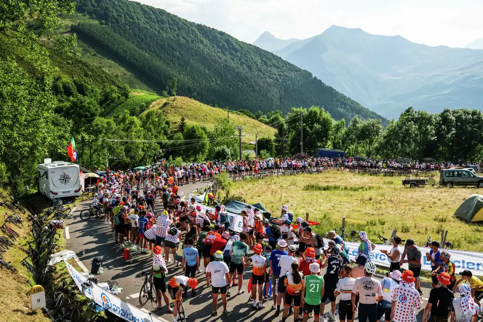 Tour de France in logotipom VELUX v mestnem okolju.