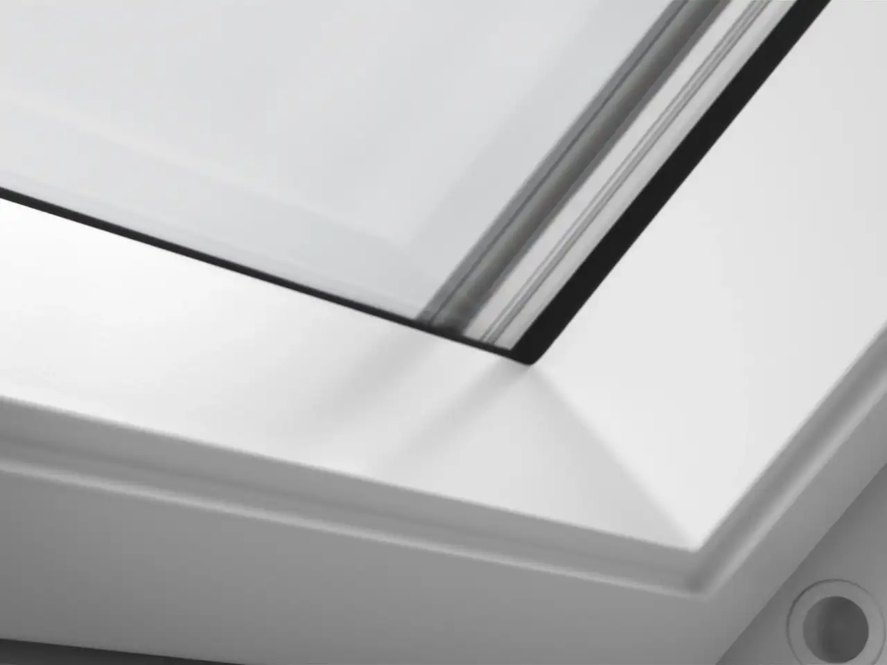 gros plan sur le coin d'une fenêtre de toit VELUX moderne, mettant en valeur son design épuré